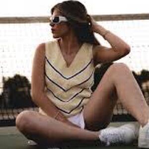 Vintage (2003) Tommy Hilfiger v-neck sleeveless knit. EUC size XL.